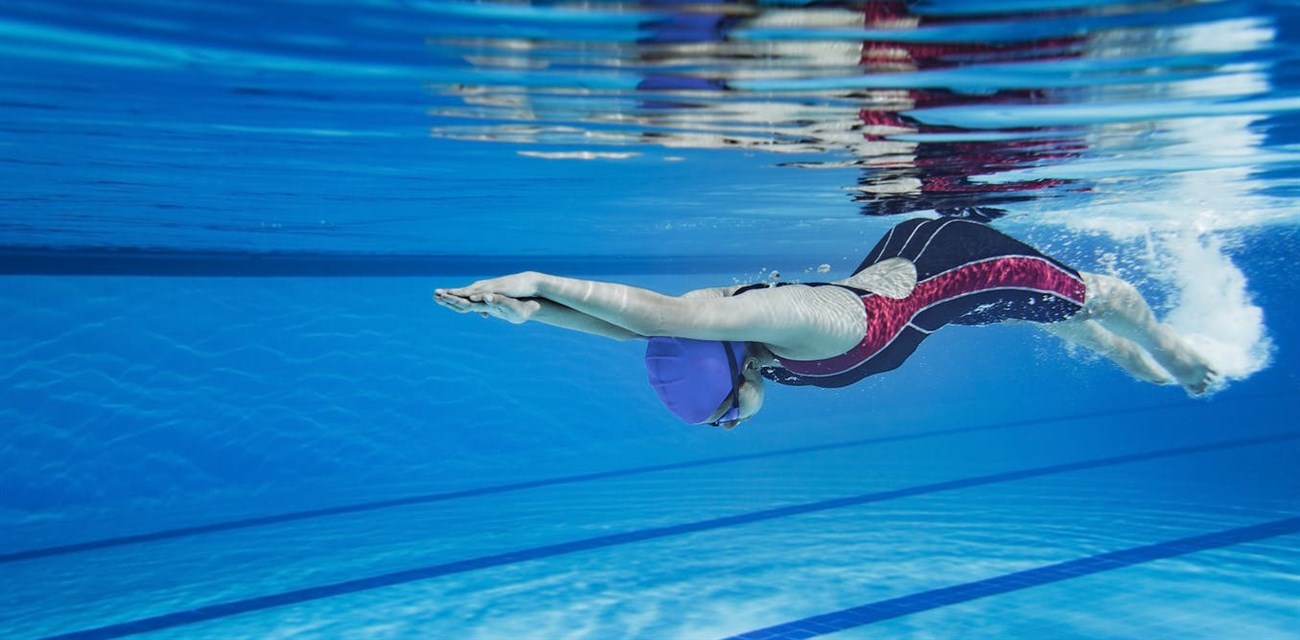 Bơi lội giúp bạn đốt cháy lượng mỡ thừa rất nhanh