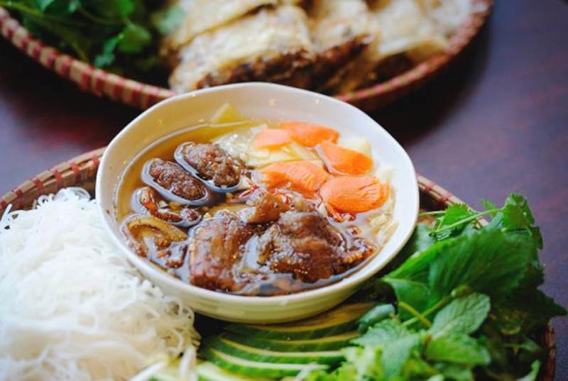 Bún chả là một trong những đặc sản Việt Nam nổi tiếng nhất
