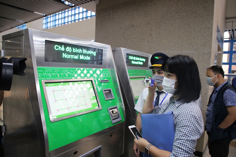 Ga tàu có trang bị các máy bán vé để giúp hành khách mua vé thuận lợi