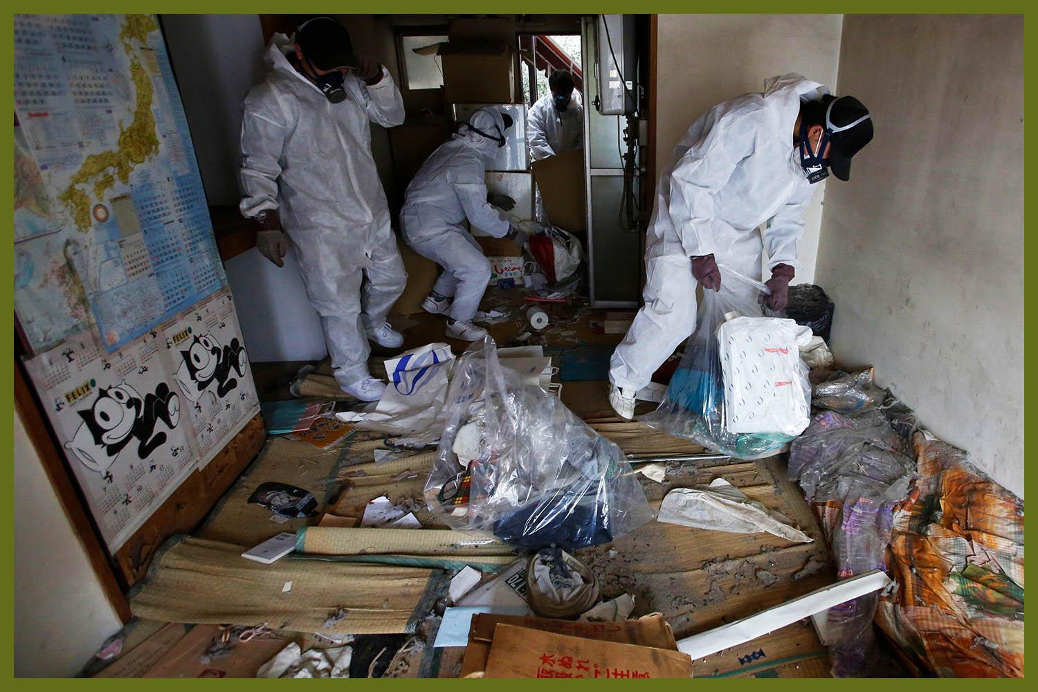Các nhân viên dịch vụ Tokushu sen-ou in chuyên tâm dọn dẹp căn hộ của người đã khuất